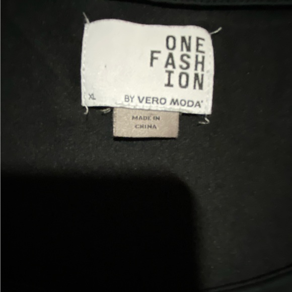 2 for $35 Vero Moda Modal Silky Long Sleeve Top with Lace Sleeve Detail Size XL - Picture 7 of 8